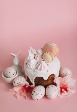 Yumurta ve çiçeklerle çevrili Paskalya pastası