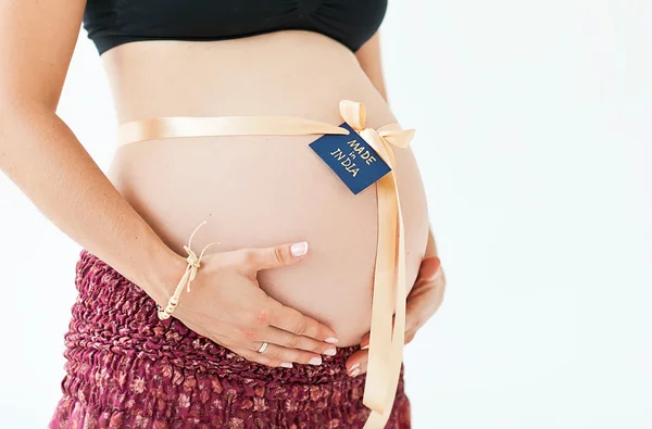Mujer embarazada con las manos en el vientre —  Fotos de Stock
