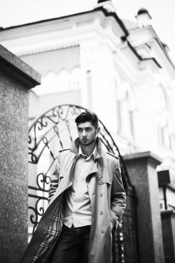 Bej bir palto erkekte