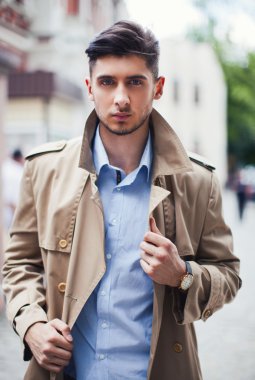 Bej bir palto erkekte