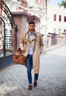 Casual düşünceli adam