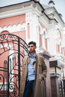 Bej bir palto erkekte