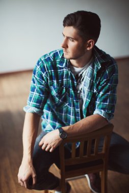 Casual düşünceli adam