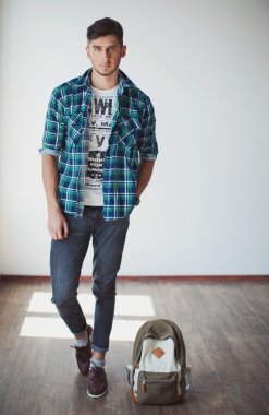 Casual adam odada ayakta