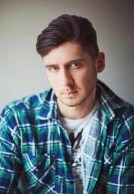 Casual düşünceli adam