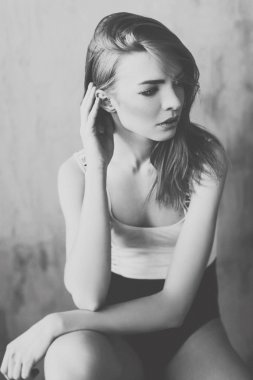 Kadın sandalyede oturuyor.