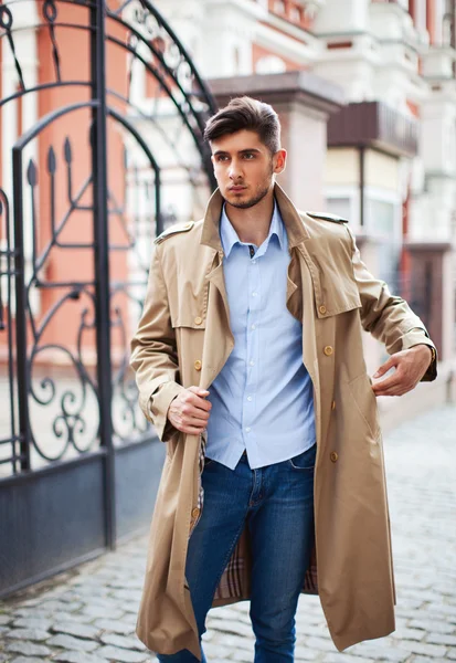 Uomo in cappotto beige — Foto Stock