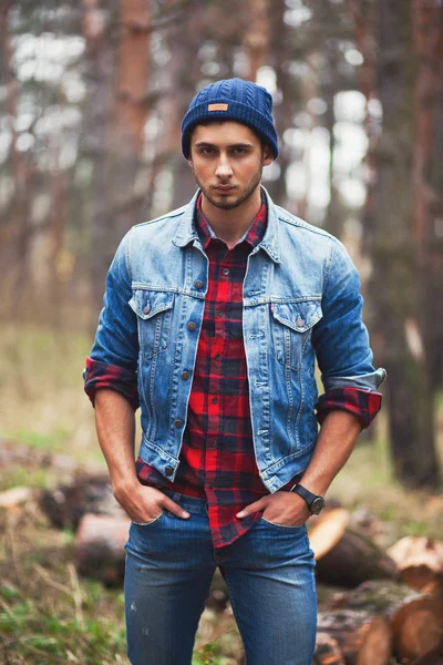 Uomo che indossa giacca di jeans nella foresta — Foto Stock