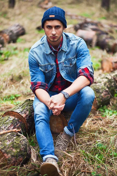 Hombre vistiendo chaqueta jean en el bosque —  Fotos de Stock