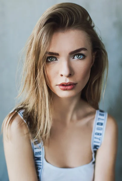 Mujer con el pelo largo —  Fotos de Stock