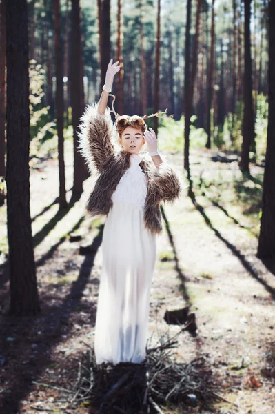 Femme avec des branches d'arbre dans les cheveux — Photo