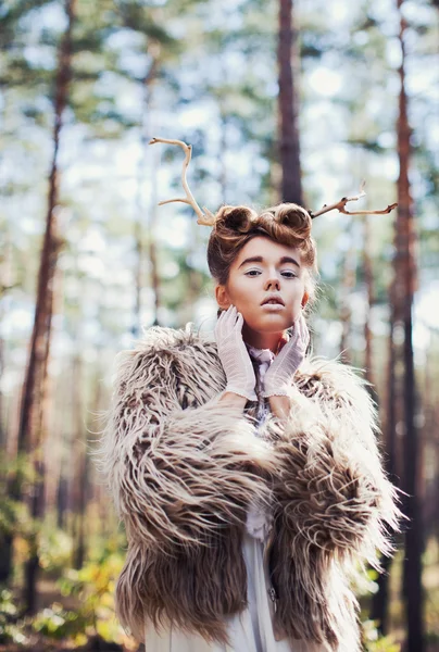 髪で木の枝を持つ女性 — ストック写真