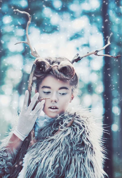 Femme avec des branches d'arbre dans les cheveux — Photo