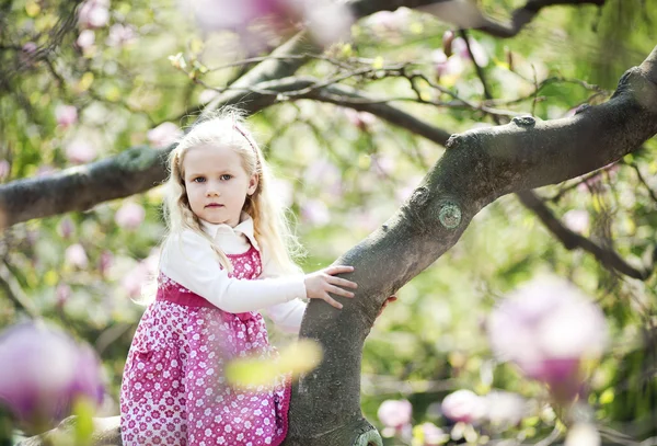 Girl in spring park — Stock Photo, Image