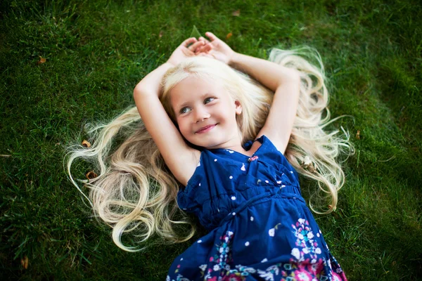 Girl lying on grass — Stock Photo, Image