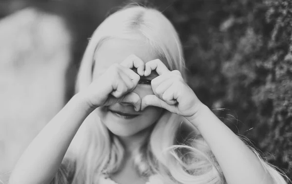 Chica mostrando el corazón por las manos —  Fotos de Stock