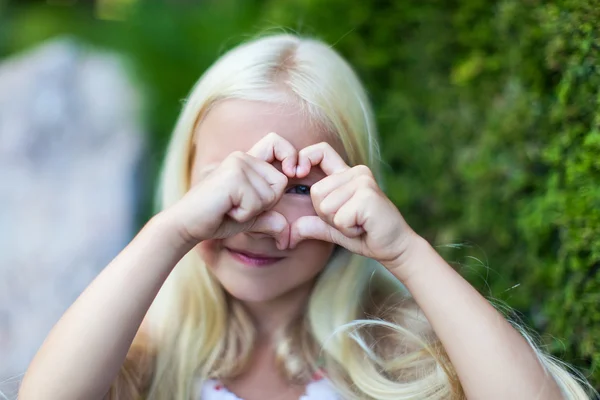 Girl showing heart by hands — Stock Photo, Image