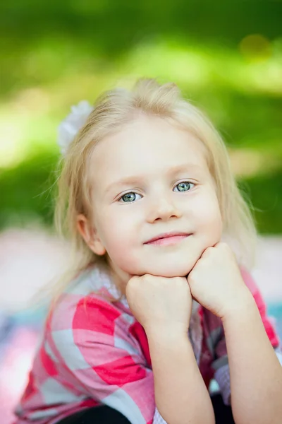 Cute little girl — Stock Photo, Image