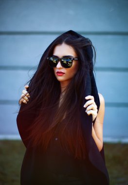 Başını kaputa kadınla