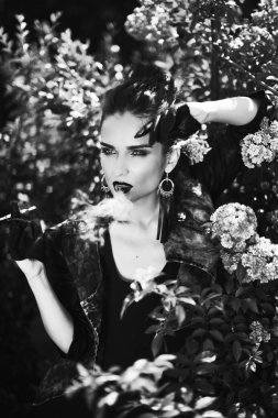 Model bahar bahçe içinde poz