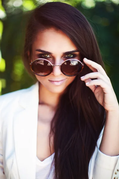 Mulher usando óculos redondos — Fotografia de Stock