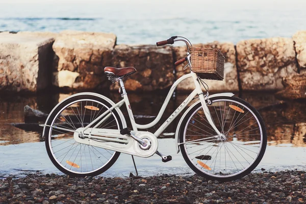 Bicicletta retrò sul mare — Foto Stock