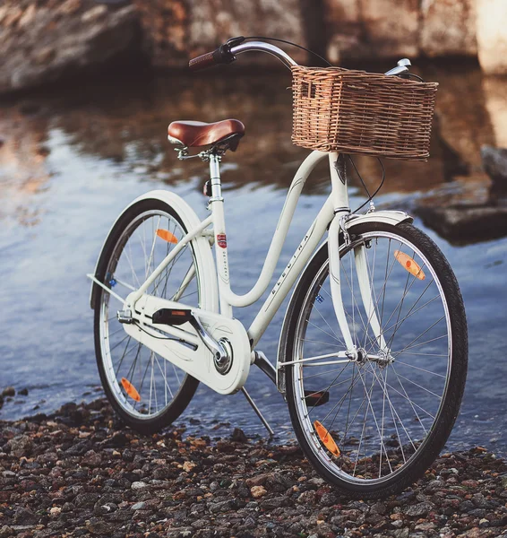 Ρετρό ποδήλατο σε παραθαλάσσια — Φωτογραφία Αρχείου