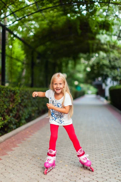 Meisje paardrijden op rollen — Stockfoto