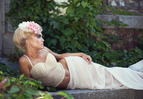 Mulher com flor no cabelo — Fotografia de Stock