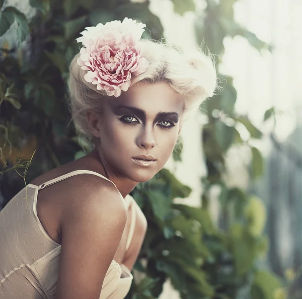 Mulher de moda com flor no cabelo — Fotografia de Stock