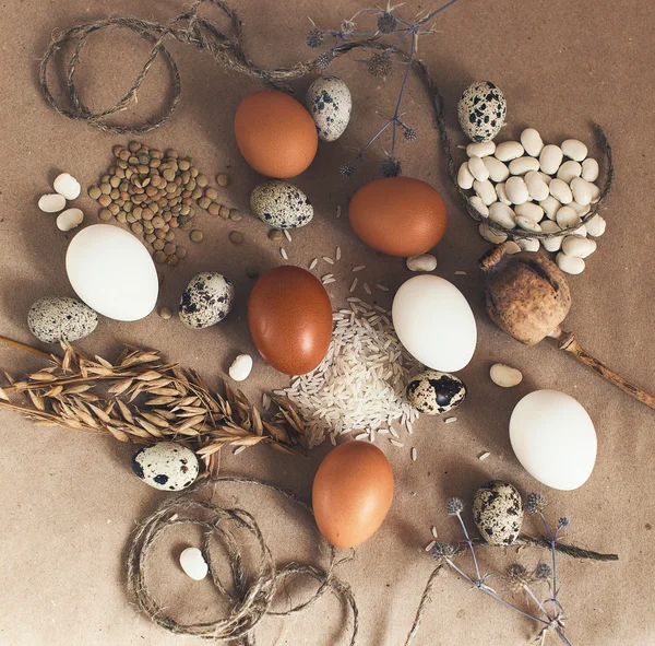 Chicken and quail eggs — Stock Photo, Image
