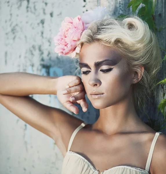 Wunderschöne Frau mit Blume im Haar — Stockfoto