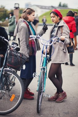 Bisiklet Retro cruise katılan kadınlar