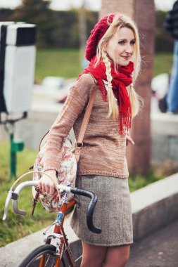 Bisiklet Retro cruise katılan kadın
