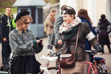 Bisiklet Retro cruise katılan kadınlar