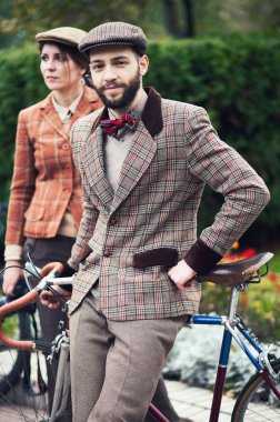 Bisiklet Retro cruise katılan adam