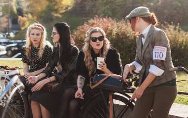 Bisiklet Retro cruise katılan kadınlar