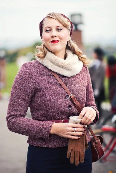 Mujer participando en bicicleta Crucero retro —  Fotos de Stock