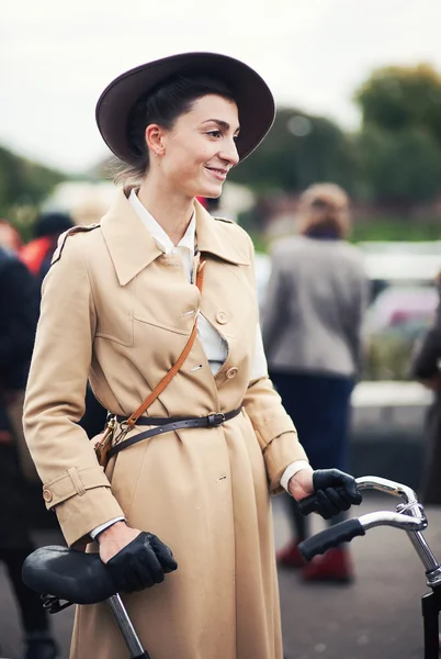 Mujer participando en bicicleta Crucero retro — Foto de Stock