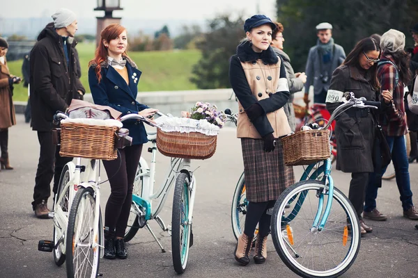 Personas que participan en bicicleta Crucero retro — Foto de Stock
