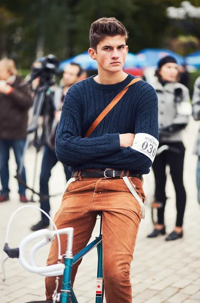 Hombre participando en bicicleta Retro crucero —  Fotos de Stock