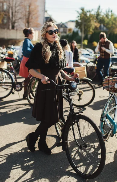 Kobieta, uczestniczących w rejs Retro rower — Zdjęcie stockowe