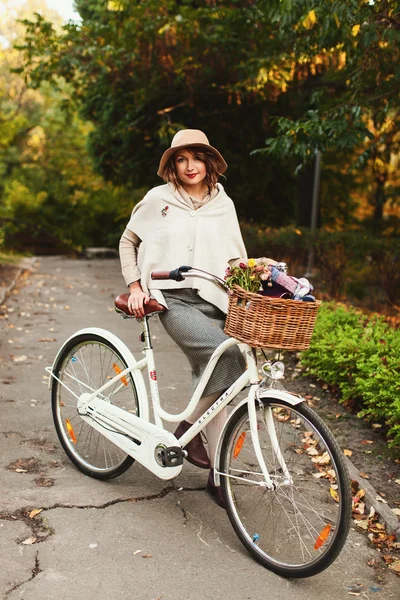 Mujer participando en bicicleta Crucero retro — Foto de Stock