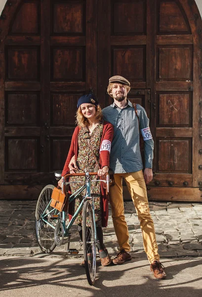 커플 자전거 복고풍 크루즈에 참여 — 스톡 사진