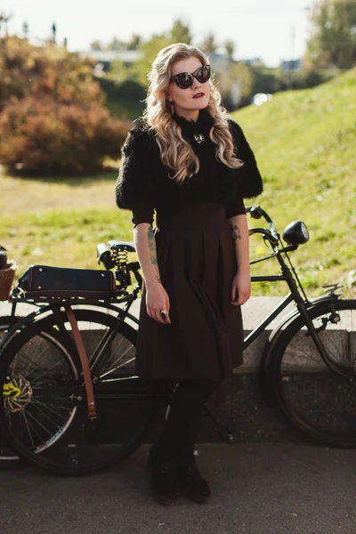 Mujer participando en bicicleta Crucero retro —  Fotos de Stock