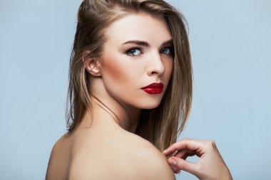 Kırmızı dudaklı kadın