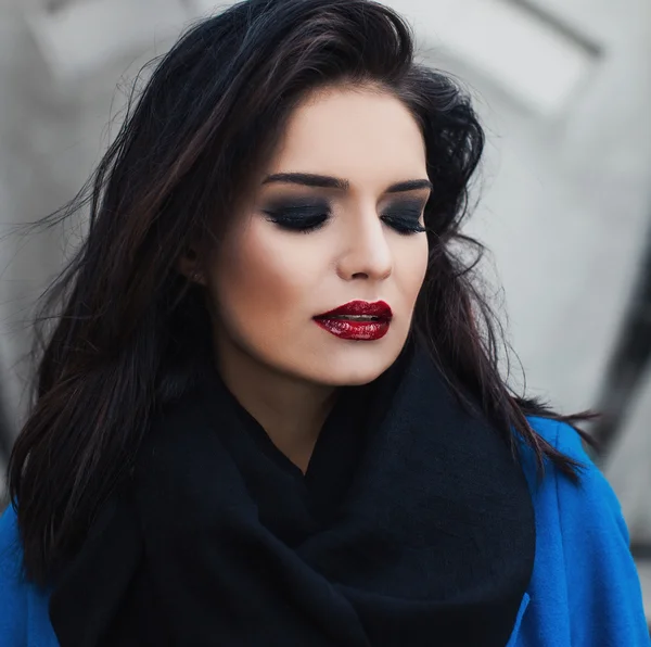 Woman with dark make-up — Stock Photo, Image