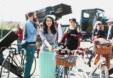 Bisiklet Retro cruise katılan kadın