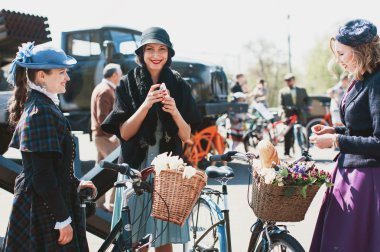 Bisiklet Retro cruise katılan kadınlar