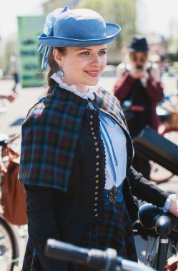 Bisiklet Retro cruise katılan kadın